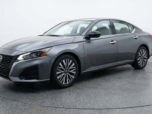 Used 2025 Nissan Altima 2.5 SV image 3