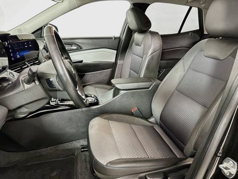 Used 2025 Chevrolet Trax LT w/ LT Convenience Package FWD image 8