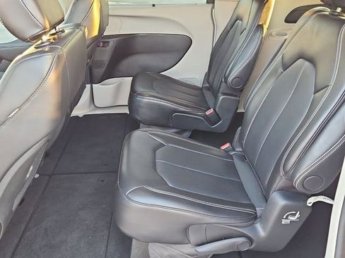 Used 2024 Chrysler Pacifica Touring-L image 13