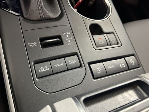 Used 2021 Toyota Highlander XLE AWD/4WD image 34