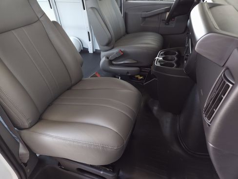 Used 2025 GMC Savana 2500 w/ Driver Convenience Package image 32