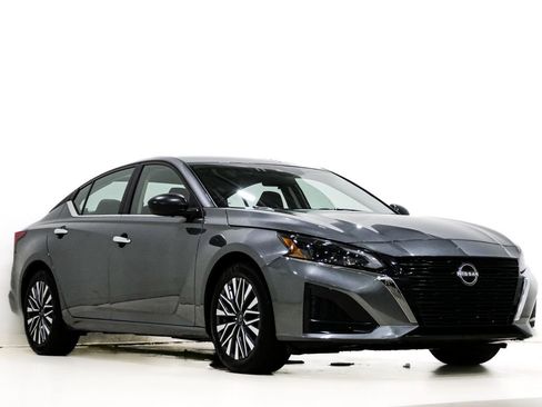 Used 2025 Nissan Altima 2.5 SV image 1