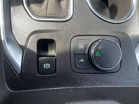 Used 2023 Chevrolet Traverse LT FWD image 23