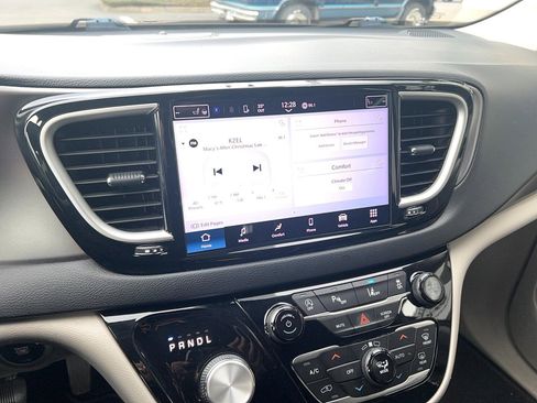 Used 2022 Chrysler Pacifica Touring-L image 29