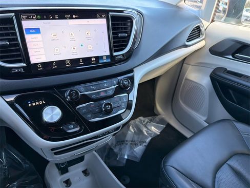 Used 2023 Chrysler Pacifica Touring-L image 28