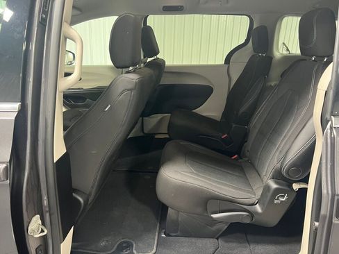 Used 2022 Chrysler Voyager LX image 6