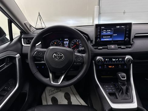 Used 2021 Toyota RAV4 XLE Premium image 14