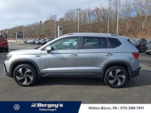 Certified 2023 Volkswagen Taos SE w/ Panoramic Sunroof Package image 9