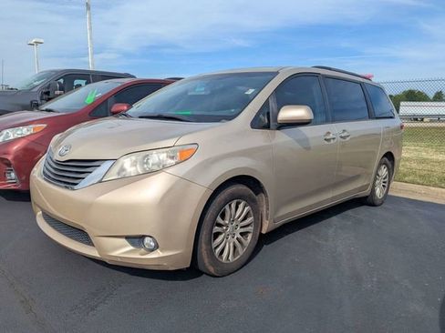 Used 2013 Toyota Sienna XLE w/ Premium Pkg image 5