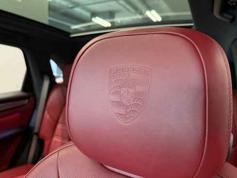 Used 2023 Porsche Cayenne AWD/4WD image 12