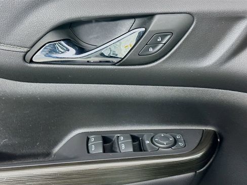 Used 2023 GMC Acadia SLT w/ Elevation Edition image 17