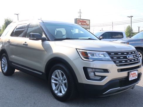 Used 2017 Ford Explorer XLT FWD image 5