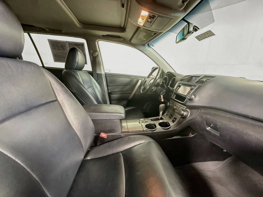 Used 2013 Toyota Highlander SE AWD/4WD image 29