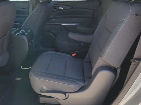Used 2025 Chevrolet Traverse LT image 8