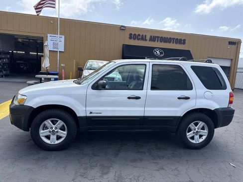 Used 2005 Ford Escape 2WD Hybrid image 2