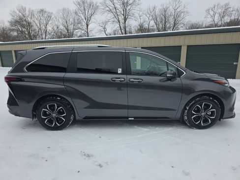 Certified 2025 Toyota Sienna Platinum image 7