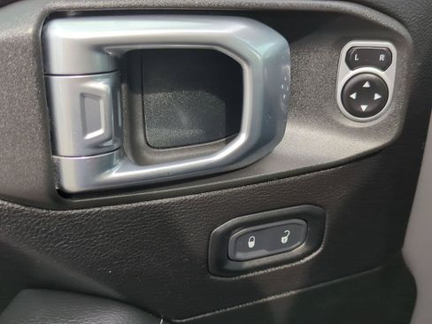 Used 2019 Jeep Wrangler Unlimited Sahara w/ Uconnect 4C Nav & Sound Group AWD/4WD image 15