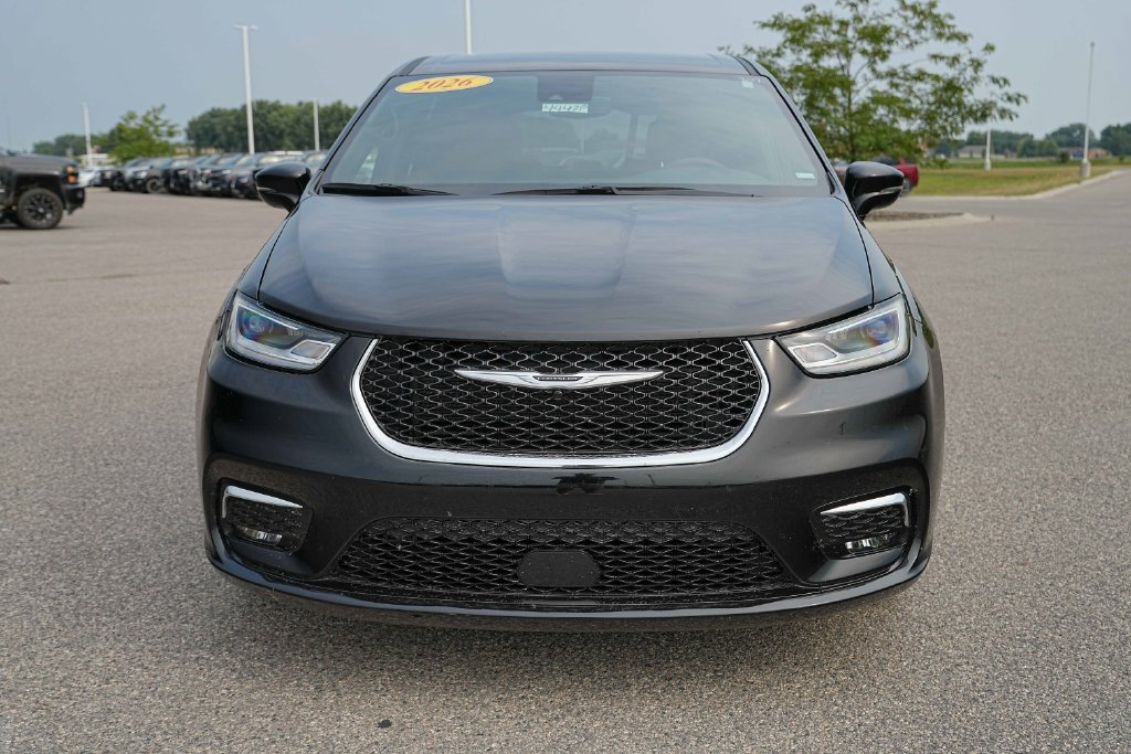 Used 2026 Chrysler Pacifica Select FWD image 2