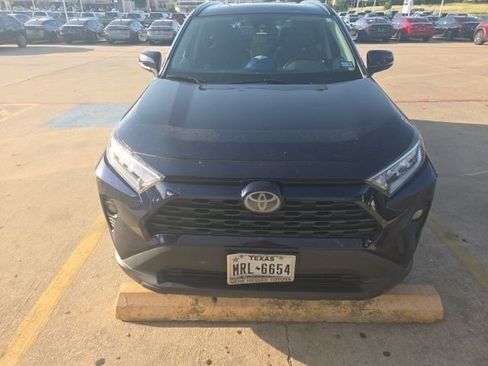 Used 2019 Toyota RAV4 XLE w/ Convenience Package FWD image 2