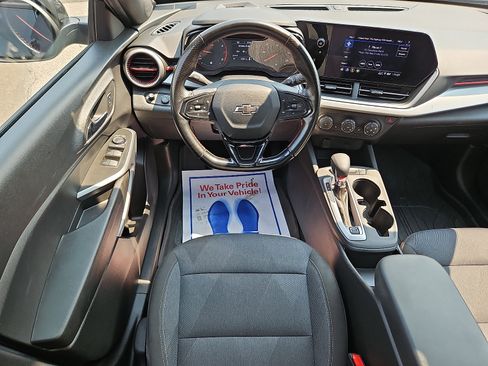 Used 2024 Chevrolet Trax RS w/ Sunroof Package FWD image 11