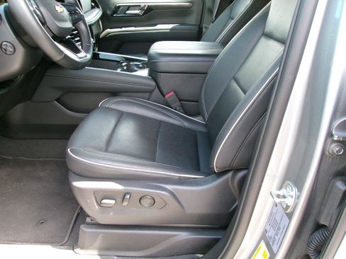 Used 2025 Chevrolet Suburban Premier AWD/4WD image 13