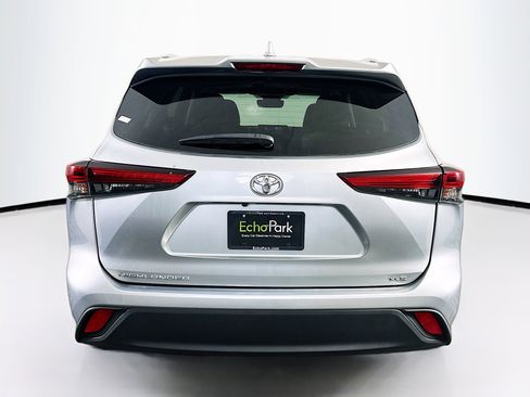 Used 2020 Toyota Highlander XLE FWD image 7