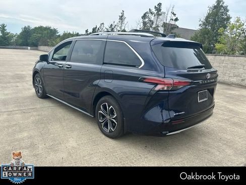 Used 2025 Toyota Sienna Platinum AWD/4WD image 3