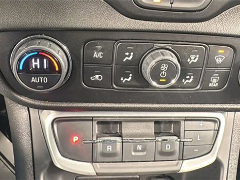 Used 2024 GMC Terrain SLT image 28