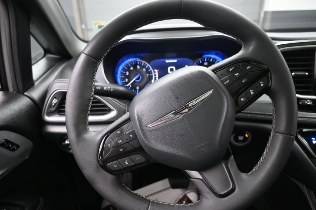 Used 2025 Chrysler Pacifica Limited FWD image 8