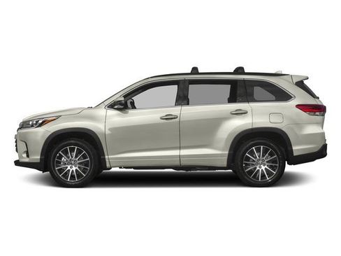 Used 2018 Toyota Highlander SE image 3