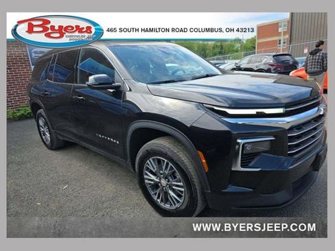 Used 2025 Chevrolet Traverse LT FWD image 1