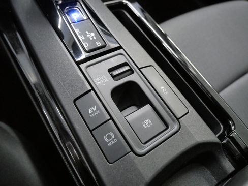 Certified 2025 Toyota Prius LE image 33