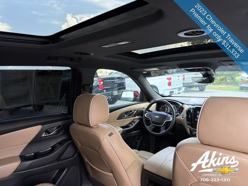 Used 2023 Chevrolet Traverse Premier FWD image 21