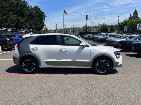 Certified 2023 Kia Niro Wave w/ Wave Preserve Package FWD image 6