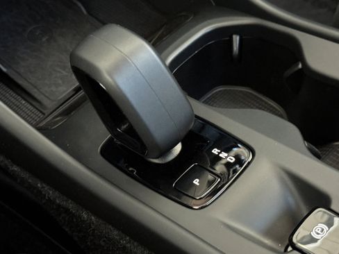 Certified 2025 Volvo XC40 B5 Core image 25