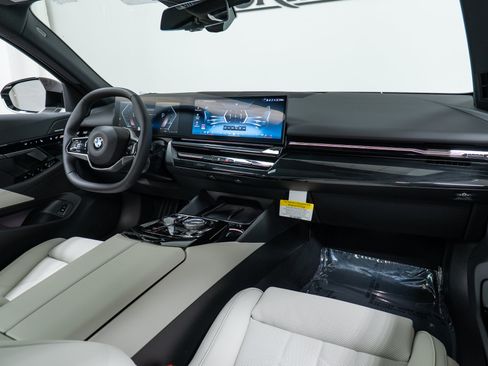 Used 2026 BMW 530i xDrive w/ Premium Package AWD/4WD image 14