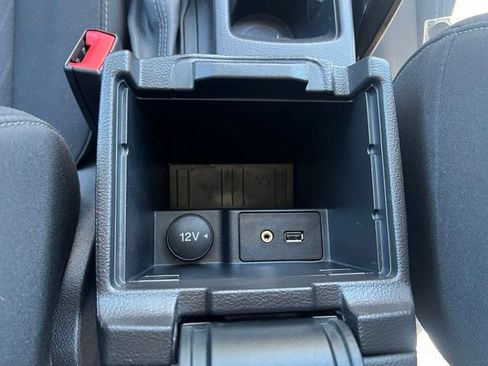 Used 2016 Ford Focus SE w/ SE Cold Weather Package FWD image 30