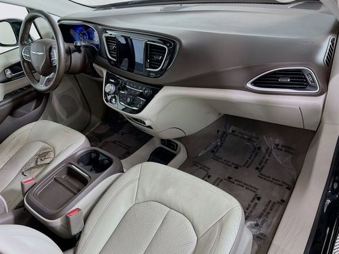 Used 2019 Chrysler Pacifica Touring-L w/ Advanced Safetytec Group image 30