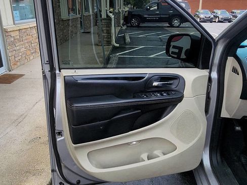 Used 2017 Dodge Grand Caravan SXT image 17