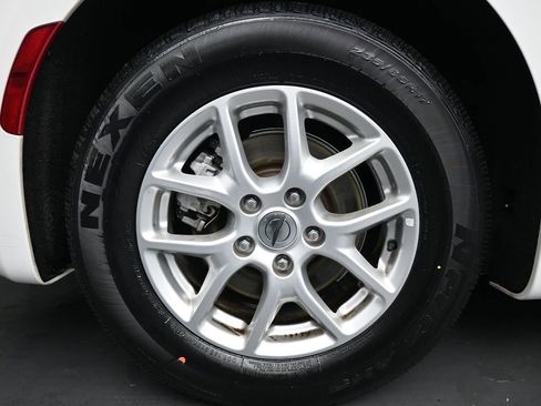 Used 2022 Chrysler Voyager LX image 10