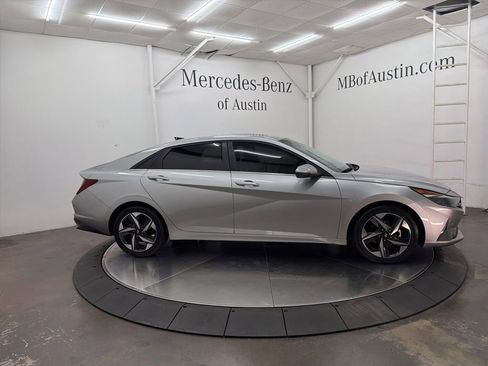 Used 2021 Hyundai Elantra SEL w/ Convenience + Premium Package FWD image 8