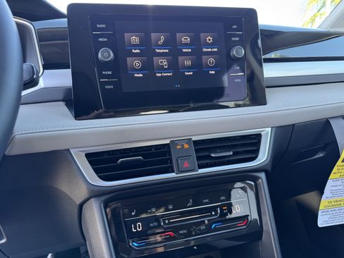 Certified 2025 Volkswagen Taos SE image 25