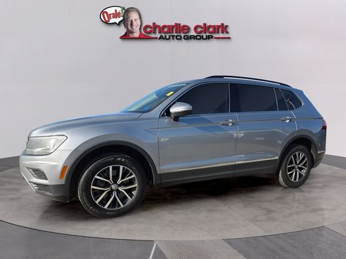 Used 2020 Volkswagen Tiguan SE w/ Panoramic Sunroof Package FWD image 2