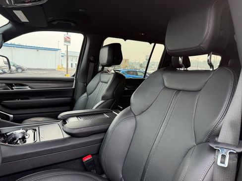Used 2023 Jeep Wagoneer Series II w/ Convenience Group I AWD/4WD image 29