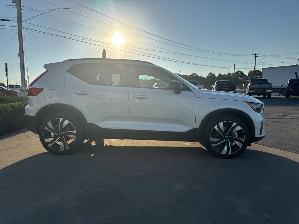 Used 2026 Volvo XC40 B5 Plus AWD/4WD image 4