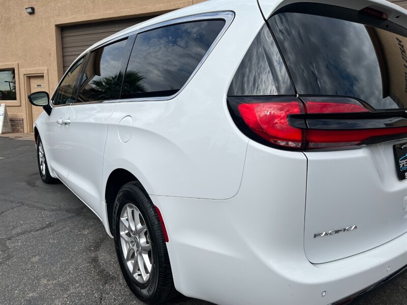 Used 2024 Chrysler Pacifica Touring-L FWD image 23