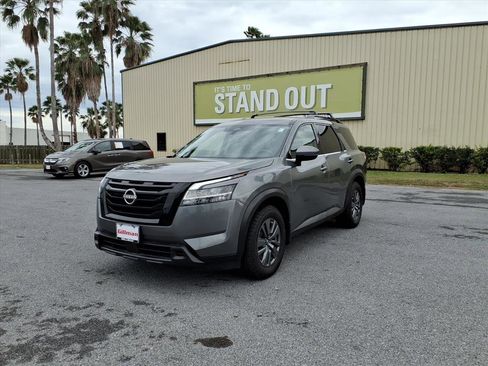 Used 2022 Nissan Pathfinder SV image 4