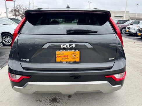Used 2023 Kia Niro EX Touring image 3