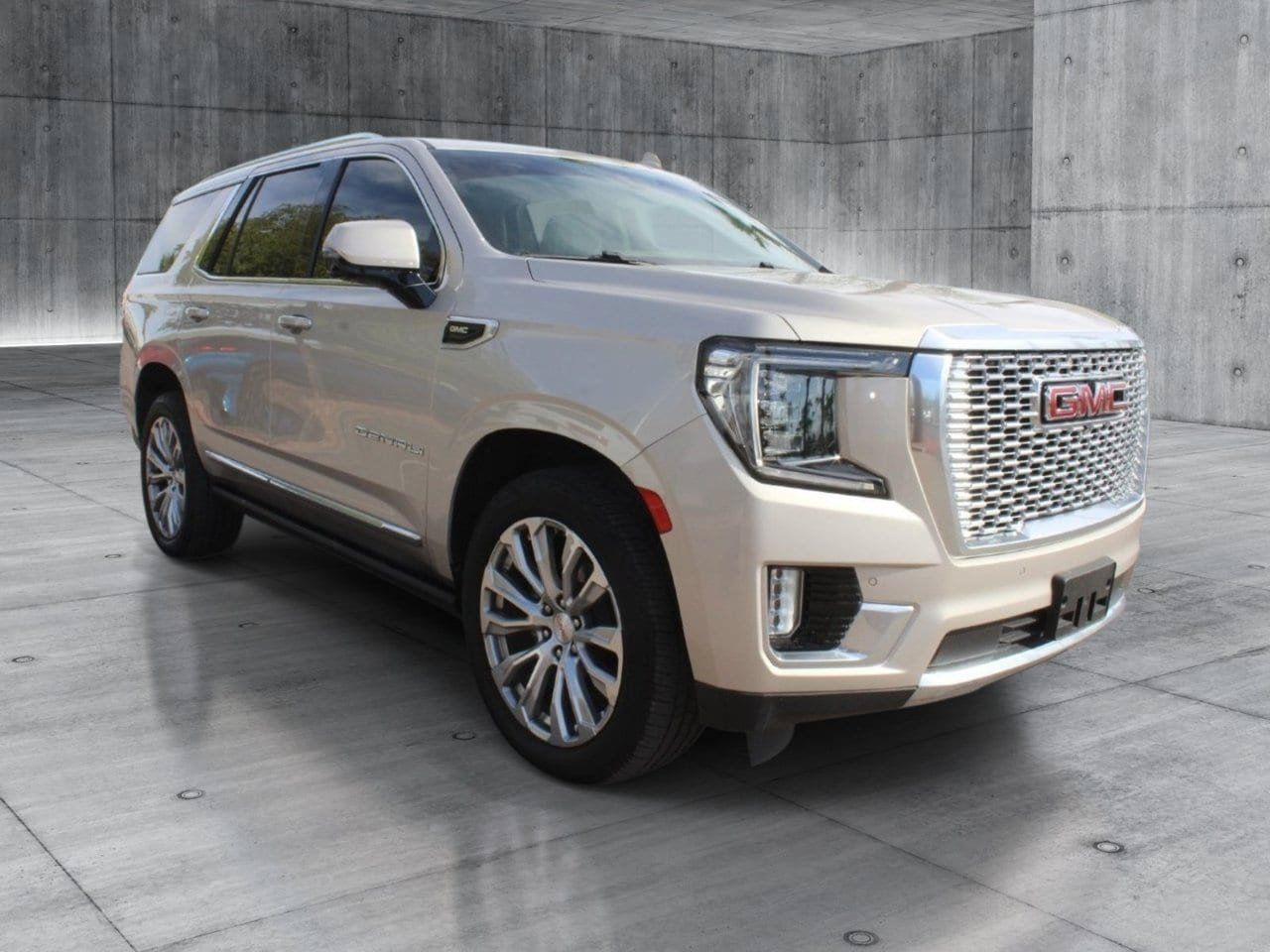 Used 2022 GMC Yukon Denali w/ Denali Premium Package AWD/4WD image 9