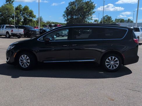 Used 2017 Chrysler Pacifica Touring-L FWD image 2